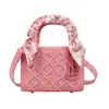 Bolsa de Mão Elegante e Simples no Estilo da Princesa Diana, Novo Modelo Primavera/Verão 2026, Bolsa de Ombro/Transversal Feminina de Seda Bordada de Alta Qualidade