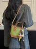 Bolsa Balde Retrô de Nicho Portátil Feminina Outono/Inverno 2026 Nova Bolsa Transversal Bordada Acolchoada com Diamantes Bolsa de Ombro Único para Trabalho e Trajeto