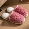 Chinelos de algodão femininos para uso doméstico no outono e inverno, chinelos quentes de pelúcia com sola grossa antiderrapante para ambientes internos para primavera e outono, chinelos peludos para casais e homens