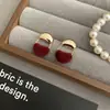 Touca Dourada Estilo Francês Hong Kong Touca de Veludo Vermelho Brilhante Brincos de Costura Elegantes Doces Brincos de Pino de Alta Qualidade para Mulheres