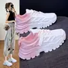 Grulla Blanca de Almohada 2026 Verano Nuevas Zapatillas de Papá para Mujer, Malla Transpirable Suela Gruesa Versátiles Planas Casuales Deportivas para Correr