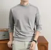 Camiseta básica de manga larga con cuello redondo para hombre, una prenda casual moderna y versátil para primavera y otoño, con un diseño de bloques de color