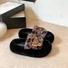 Pantuflas de algodón para exteriores de otoño e invierno 2026, pantuflas peludas para mujer con diseño de una tira, nuevo estilo coreano, suela gruesa, modernas, versátiles y cómodas