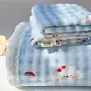 Juego de sábanas de terciopelo de leche, tres piezas, forrado de felpa, engrosado para abrigar, suave y cómodo para otoño e invierno, con un estampado fresco y elegante estilo ins