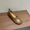 Zapatos planos de mujer estilo japonés de piel de vacuno suave con puntera dividida, de diseño relajado y versátil para el verano de 2026, perfectos para ir al trabajo.