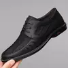 Sapatos Masculinos de Couro Atacado com Design Vazado Fly-Knit de Malha, Sapatos de Trabalho Respiráveis Macios de Solado Macio para Negócios, Sapatos Esportivos Casuais Versáteis da Moda