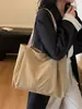 Bolsa de mano con estampado floral estilo bosque y correas anchas, un diseño fresco y artístico que complementa cualquier atuendo, perfecta para mujeres jóvenes con estilo y para el uso diario.