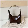 Bolsa de axila de couro encerado de alta qualidade para comércio exterior para mulheres, nova bolsa de lua nicho da moda, bolsa de ombro e bolsa de mão estilosas