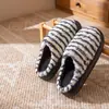 Pantuflas de algodón esponjosas para mujer, nuevo estilo de invierno 2026, con suela gruesa, antideslizantes, cálidas y forradas de felpa para uso en interiores