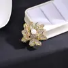 Broche Flor Rosa Cravejado com Diamantes de Alto Padrão e Elegante, Acessório de Roupa de Alto Padrão, Broche de Alfinete, Design de Nicho, Fecho Fixo