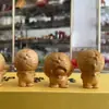 Venda direta de enfeites de madeira Doraemon esculpidos feitos de cipreste chinês, adequados para uso na mão, decoração de mesa, escritório e hall de entrada, atacado