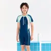Roupa de Banho Infantil para Meninos 2026 Novo Modelo, Maiô Peça Única para Crianças Maiores, Roupa de Banho Profissional com Proteção Solar para Treino de Adolescentes para o Verão