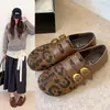 Sandalias Birkenstock de mujer estilo retro con diseño de separador de dedos falso, que cuentan con una cuña oculta, punta redonda, doble tira y suela suave: una nueva y versátil colección de otoño 2026