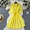 Vestido de Moda Estilo Francés Industria Pesada Cuello Polo Bordado con Diamantes Manga Corta para Mujer Verano Cinturón de Corbata Vestido Camisa Bordado Hueco