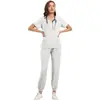Uniformes médicos personalizados con impresión por transferencia de calor, trajes de quirófano elásticos en cuatro direcciones, varios diseños para centros de atención posparto, entrega rápida en lotes pequeños