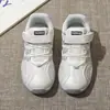 Tênis de Treino Alemão Versátil com Solado Macio para Meninas 2026 Novo Outono Início Sapatos Infantis Respiráveis Confortáveis Tênis Casuais de Malha para Meninos