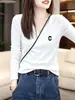 Camiseta feminina de manga comprida canelada com gola V pequena, branca, simples e versátil, base fina, top para outono de 2026
