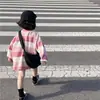 2024 Outono Novo Estilo Coreano Roupas Infantis Camisetas de Manga Longa Listradas Doces para Meninas Moletons de Comprimento Médio Camisetas Infantis