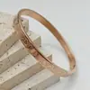 Fornecimento Exclusivo Transfronteiriço de Pulseiras em Aço Titânio em Formato de Coração, Design Moderno e Único, Fecho em O Estilo Casal, Atacado do Fabricante