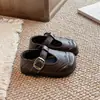Zapatos casuales de cuero con tiras en T calados para niños con hebillas metálicas, nuevo producto de principios de otoño 2026, zapatos pequeños versátiles para niños y niñas