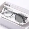 Gafas de vista fotocromáticas estilo ojo de gato con diseño de patillas de pin, montura marrón claro, patillas de resorte, adecuadas tanto para uso interior como exterior