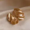 Pendientes de botón geométricos cepillados con aguja de plata chapada en oro real de 18k, pendientes de diseño nicho, pendientes de lujo ligero de alta gama al por mayor