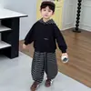 Conjunto de Moletom com Capuz e Pelúcia para Meninos Estilo Coreano Roupas Esportivas Bonitas para Crianças Conjunto de Duas Peças Roupas Estilosas para Bebês e Crianças Pequenas