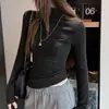 Camiseta feminina de manga longa estilo coreano com gola alta meia, nova, com design canelado slim fit, adequada para usar em camadas ou sozinha