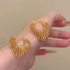 Brincos de Clipe Metálicos Estilo Europeu e Americano com Linha Exagerada em Formato de Coração, Brincos Simples Modernos e Elegantes, Acessórios de Orelha de Alta Qualidade Venda por Atacado
