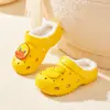 Las nuevas pantuflas de algodón para niña de Little Deer Mili son modelos de invierno con suelas suaves, antideslizantes, interior de felpa y talón cerrado para uso en casa de los niños.