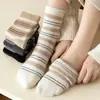 Calcetines Rayados de Color Contrastante para Mujer en Otoño e Invierno, Calcetines de Felpa Resistentes al Frío y Cálidos, Calcetines de Media Pantorrilla Suaves y Engrosados, Calcetines Versátiles para Mujer