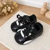 Zapatos para Niños Zapatos de Entrenamiento Alemanes para Niños Zapatos Deportivos con Estampado de Leopardo para Niñas Zapatos de Invierno 2026 para Niños con Forro de Terciopelo Zapatos Retro Forrest Gump