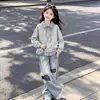 Conjunto de Pantalones Lindos de Dibujos Animados y Camisa Polo Rayada de Retazos Limpia y Relajada para Niños Medianos y Grandes Sudadera Falsa de Dos Piezas Moderna