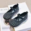 Sapatos de Cristal para Meninas 2026 Outono Novo Modelo Totalmente Strass Vazado Sapatos de Princesa para Crianças Maiores Rasos Modernos Sapatos de Couro para Crianças