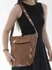 Bolsa de balde casual de grande capacidade para mulheres, novo modelo outono 2026, alto valor estético, cor sólida, design de rebite, bolsa de ombro simples para o dia a dia