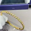 Pulsera de Panal Shangmei Chapada en Oro de 18 Quilates, Superficie de Panal con Diamantes, Completamente Incrustada con Diamantes, Pulsera Hexagonal Apilable Finamente Tallada para Mujer