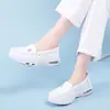 Em estoque 2026 novo modelo de sapatos de enfermagem, respiráveis, sola macia, amortecimento a ar, sola grossa, antiderrapantes, sapatos de trabalho médicos, dropshipping transfronteiriço disponível