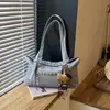 Moda retro transfronteriza, bolso tote único y moderno para mujer, nueva colección de invierno 2026, gran capacidad, bolso de hombro con tachuelas, bolso de axila