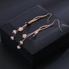 Novos brincos longos e elegantes de aço titânio femininos brincos de borla ondulada ouro rosa contas pretas joias de nicho atacado