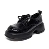 Zapatos de mujer de cuero con punta redonda, nuevo estilo otoño e invierno 2026, mocasines de charol con cordones en relieve, zapatos de vestir negros para mujer estilo universitario