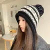 Gorro de punto Fair Isle coreano para adelgazar el rostro para mujer, nuevo estilo otoño e invierno, cálido, forrado de polar, con pompón, protector de orejas, estilo sombrero Lei Feng