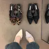 Sandálias de Moda Feminina Mary Jane de Uma Alça com Laço Costas Abertas Versátil Salto Baixo para o Trabalho e Dia a Dia Nova Coleção Primavera 2025 Bico Fino