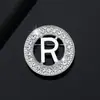 Nuevo Broche de Letra Capital Redonda Incrustada con Diamantes de Amazon Accesorios Creativos para Traje de Negocios de Hombres Fabricante