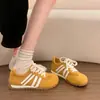 Zapatillas de entrenamiento alemanas amarillas de suela gruesa para mujer, nuevo modelo verano 2026, zapatillas casuales de malla transpirable, zapatos blancos versátiles