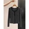 Camiseta Base de Mujer con Rayas Retro Color-Block y Cuello Henley para Primavera y Otoño, Corte Ajustado, Elástica, Manga Larga con Diseño de Botones, Top de Capa Interior