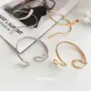 Pulseira de Metal Estilo Europeu e Americano Novo Estilo Plissada Torcida Abertura Redonda Anel de Braço Fashionable Design Simples Sentido Joias de Mão Personalizadas