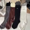 Calcetines de marca de moda para mujer, calcetines de canalé de alta gama, de lujo ligero, con estampado de letras de doble capa, hechos a mano, calcetines de pantorrilla simples y a la moda