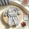 Conjunto lindo de gatito estilo coreano para primavera y otoño para niñas, sudadera de cuello redondo y pantalones jogger elásticos, conjunto de dos piezas versátil