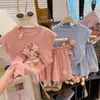 2026 Novo Estilo de Verão Camiseta Fofa de Desenho Animado de Manga Curta para Meninas Conjunto de Shorts Finos Estilo Pequeno Cheiroso para Crianças