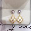 Brincos de pérolas de água doce estilo coreano, simples e populares, estilo Chanel, com agulha de prata S925, pérolas verdadeiras, brincos de flor de quatro pétalas